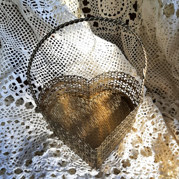 2/$15 BUNDLE DEAL•Heart-Shaped Wire Basket - Picture 1 of 4